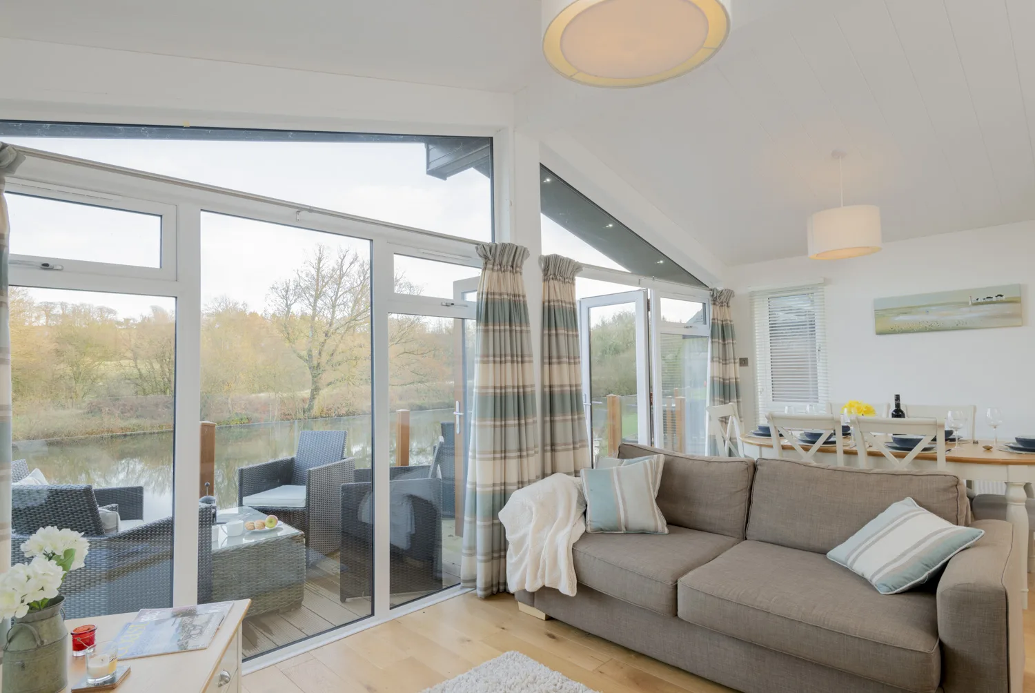 Waters Edge Lodge - Lounge