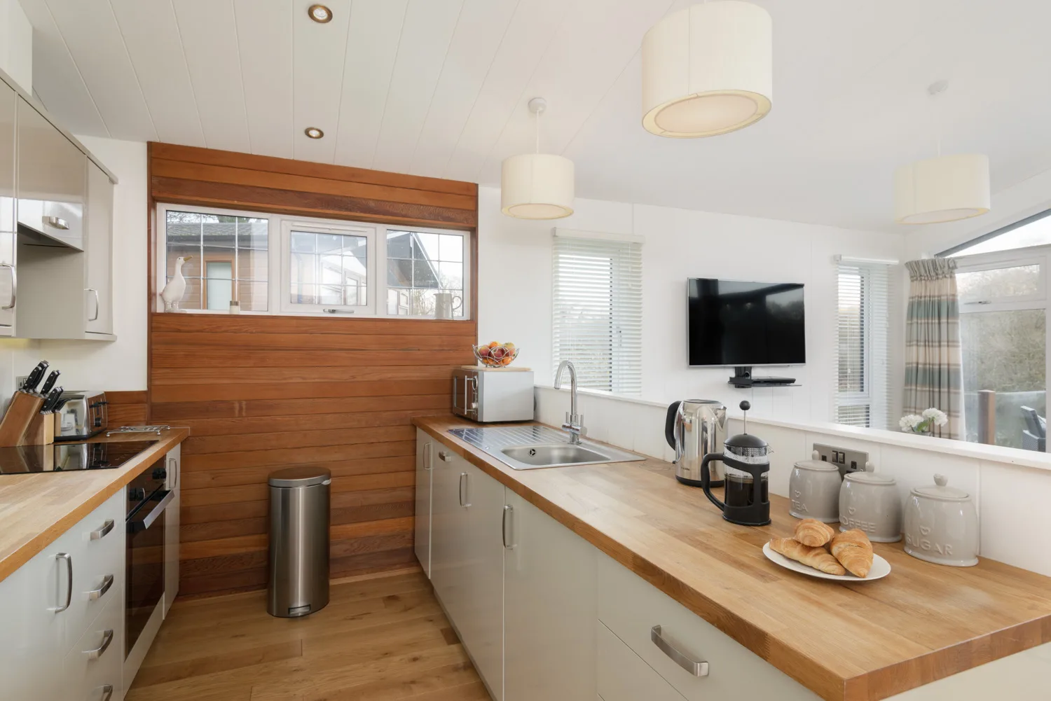 Waters Edge Lodge - Kitchen