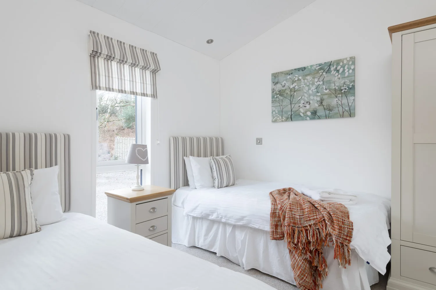 Waters Edge Lodge - Twin Bedroom