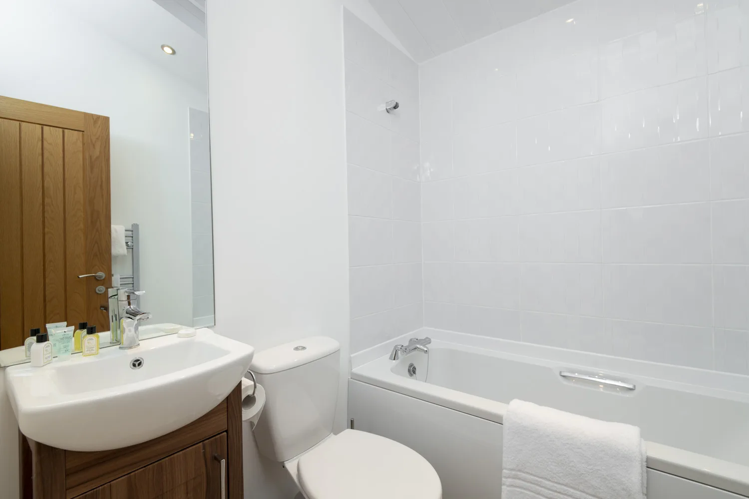 Waters Edge Lodge - Bathroom