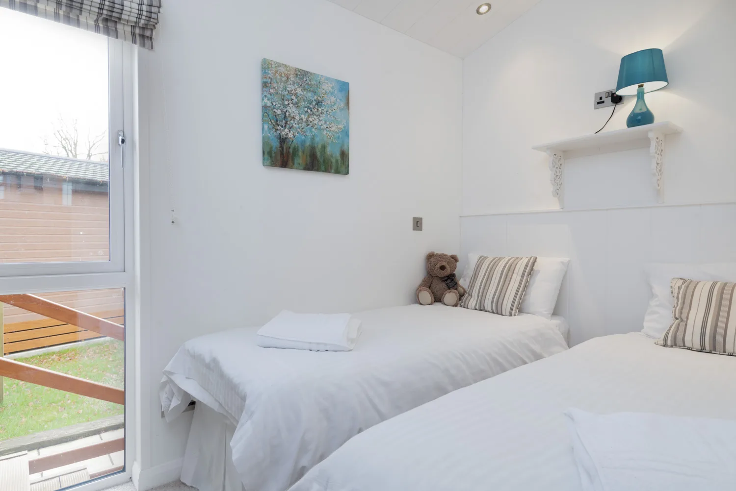 Waters Edge Lodge - Twin Bedroom