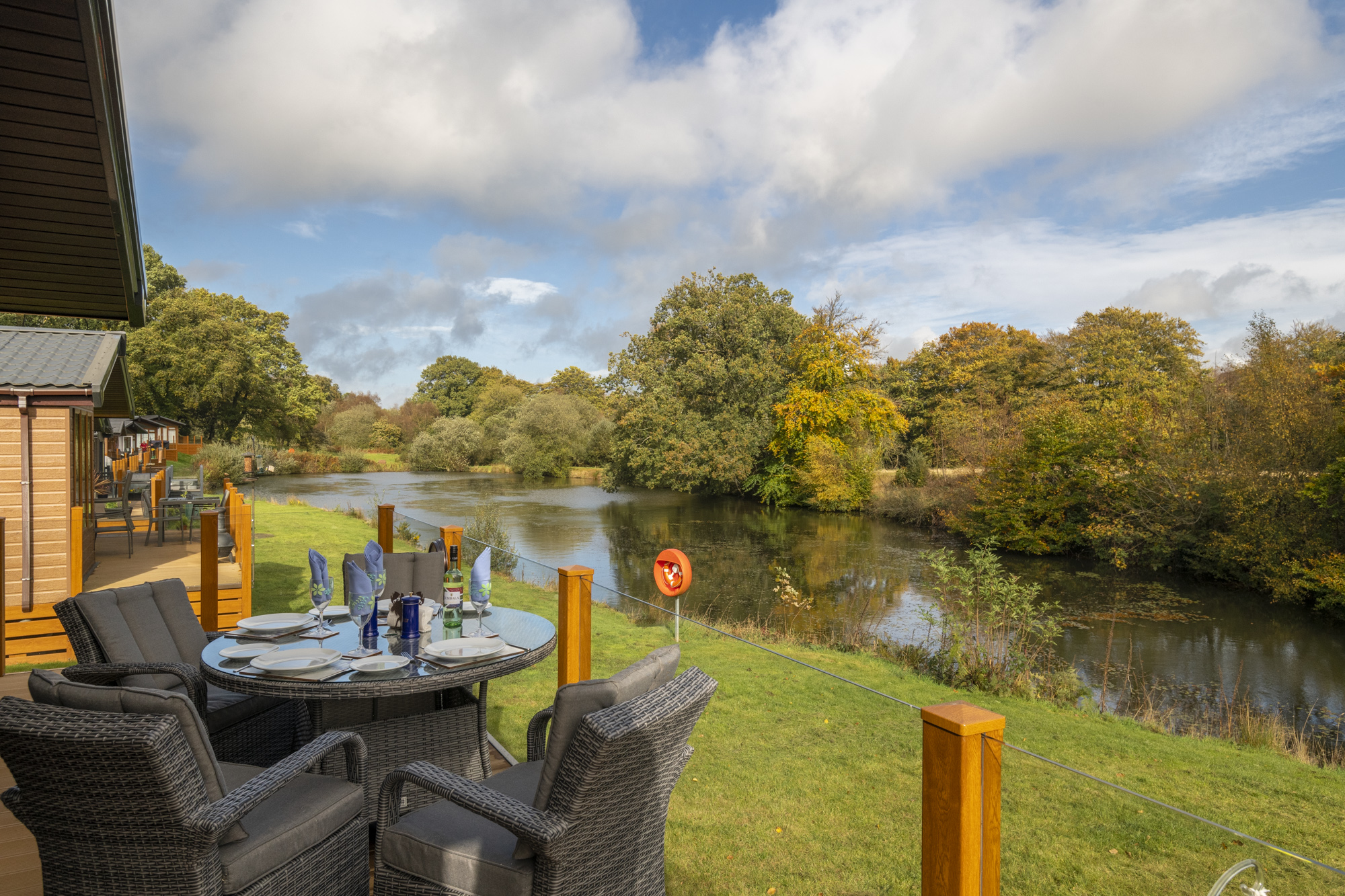 Alfresco dining overlooking the lake at Lakeside Haven