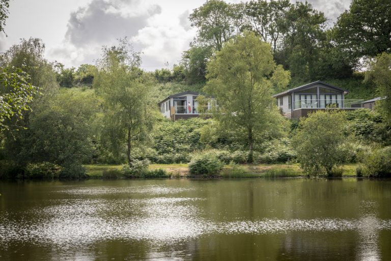 Valley Lake Front 2 bedroom Lodge (Sleeps 6) with hot tub pet